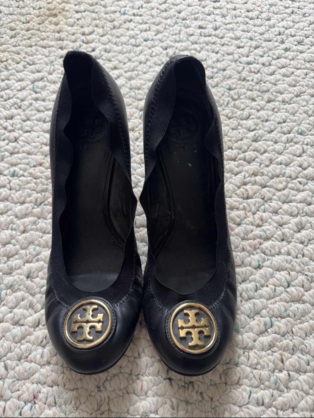 Tory Burch Black Leather Wedge Pumps with Gold Logo Medallion - Picture 2 of 5